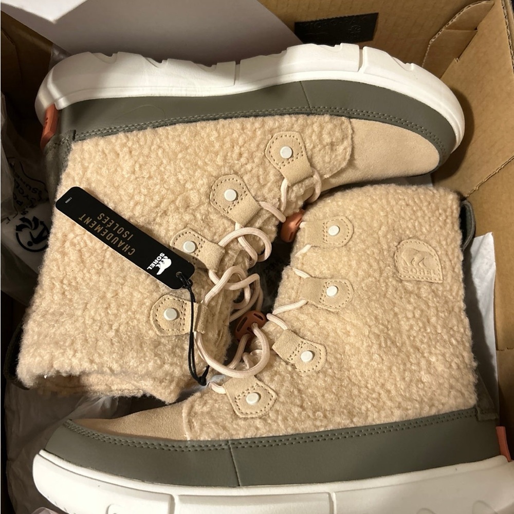 Sorel cozy explorer boot NWT
